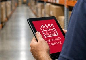 Lagergang mit Tablet und Regalen_Gefahrstoff_web